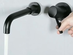 Singolo miscelatore fissato al muro moderno d'ottone del bacino della maniglia in Matte Black Chrome Gold Grey