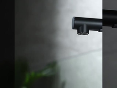 Tiri giù il rubinetto della cucina