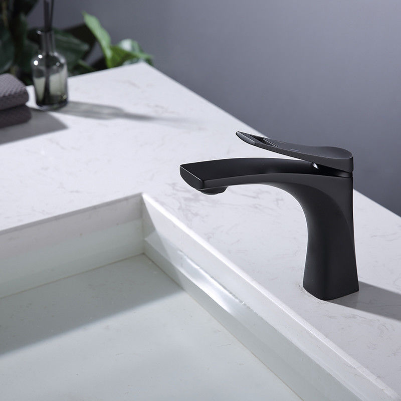 Singolo miscelatore del bacino della maniglia del singolo foro moderno d'ottone in Chrome Matte Black Gold Grey
