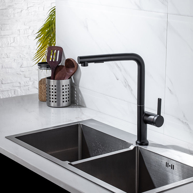 L'oro dell'appartamento della villa tira giù il rubinetto della cucina con il nichel di Chrome tira giù il miscelatore del lavandino